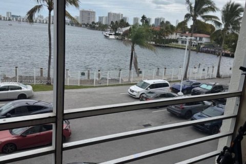 Condominio en alquiler en North Miami Beach, Florida, 2 dormitorios, 105.26 m2 № 2019654 - foto 3
