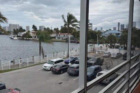 Condominio en alquiler en North Miami Beach, Florida, 2 dormitorios, 105.26 m2 № 2019654 - foto 4