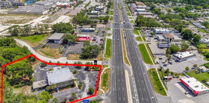 Commercial property in Port Richey, Florida № 2205389