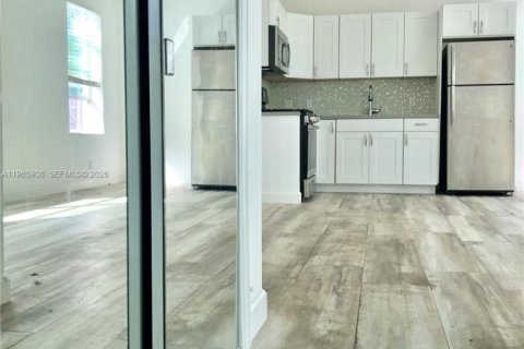 Condo in Miami Beach, Florida, 1 bedroom  № 2027526 - photo 11