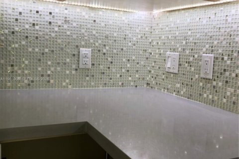 Condo in Miami Beach, Florida, 1 bedroom  № 2027526 - photo 3