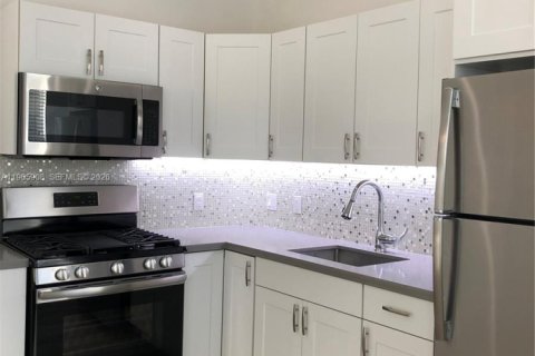 Condo in Miami Beach, Florida, 1 bedroom  № 2027526 - photo 2