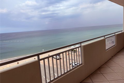Condominio en alquiler en Hallandale Beach, Florida, 2 dormitorios, 136.19 m2 № 2026328 - foto 2