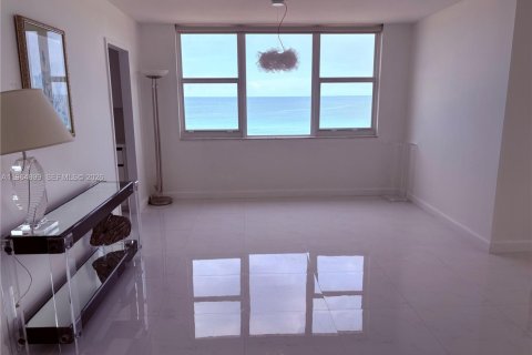 Condominio en alquiler en Hallandale Beach, Florida, 2 dormitorios, 136.19 m2 № 2026328 - foto 11