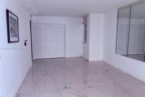 Condominio en alquiler en Hallandale Beach, Florida, 2 dormitorios, 136.19 m2 № 2026328 - foto 17