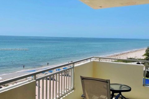Condominio en Hallandale Beach, Florida, 2 dormitorios  № 2026328