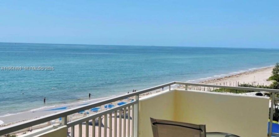 Condominio en Hallandale Beach, Florida, 2 dormitorios  № 2026328