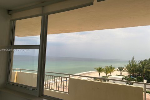 Condominio en alquiler en Hallandale Beach, Florida, 2 dormitorios, 136.19 m2 № 2026328 - foto 9