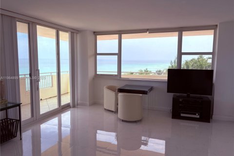Condominio en alquiler en Hallandale Beach, Florida, 2 dormitorios, 136.19 m2 № 2026328 - foto 3