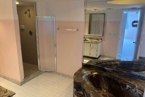 Condo in Hallandale Beach, Florida, 1 bedroom  № 2170033 - photo 10