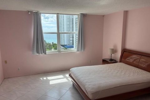 Condo in Hallandale Beach, Florida, 1 bedroom  № 2170033 - photo 4