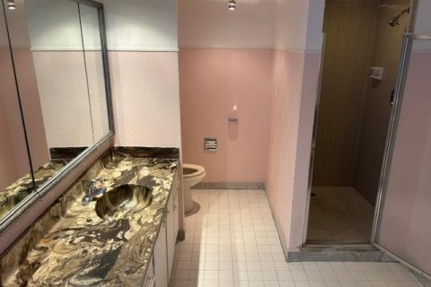 Condo in Hallandale Beach, Florida, 1 bedroom  № 2170033 - photo 9