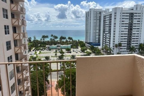 Condo in Hallandale Beach, Florida, 1 bedroom  № 2170033 - photo 2