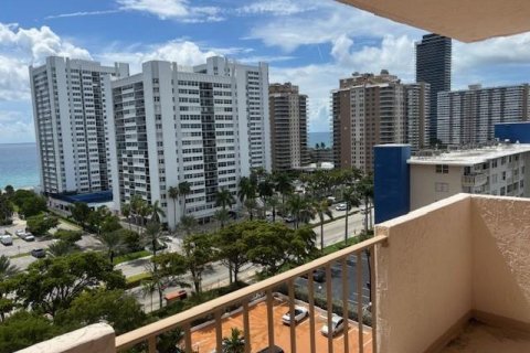 Condo in Hallandale Beach, Florida, 1 bedroom  № 2170033 - photo 3