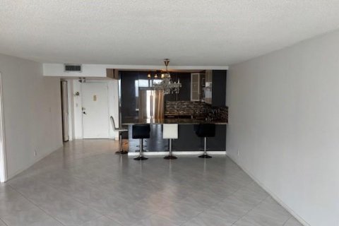 Condo in Hallandale Beach, Florida, 1 bedroom  № 2170033 - photo 6