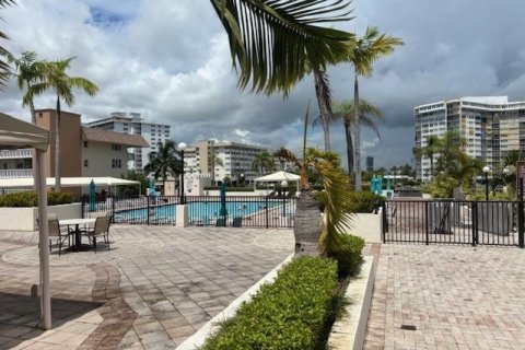 Condo in Hallandale Beach, Florida, 1 bedroom  № 2170033 - photo 15