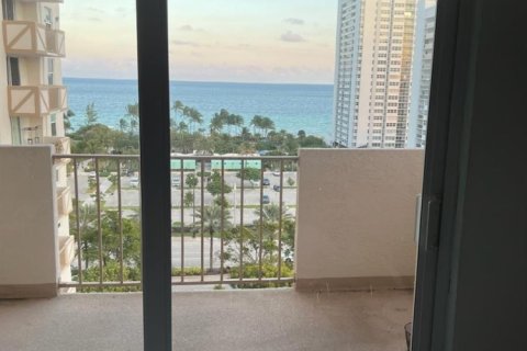 Condo in Hallandale Beach, Florida, 1 bedroom  № 2170033 - photo 17