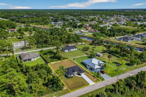 Villa ou maison à vendre à Lehigh Acres, Floride: 3 chambres, 113.53 m2 № 2041886 - photo 2