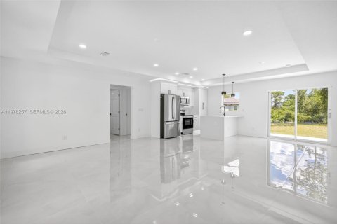 Villa ou maison à vendre à Lehigh Acres, Floride: 3 chambres, 113.53 m2 № 2041886 - photo 5