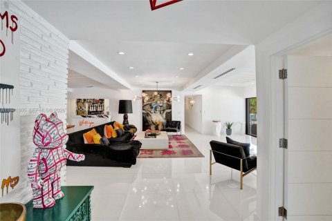 Villa ou maison à vendre à North Miami Beach, Floride: 5 chambres, 317.17 m2 № 2001160 - photo 2