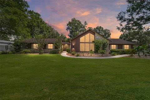 House in Ocala, Florida 4 bedrooms, 306.21 sq.m. № 1913494 - photo 1