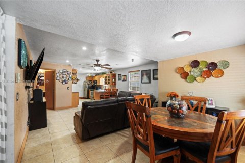 House in Miami, Florida 4 bedrooms, 107.95 sq.m. № 1842703 - photo 4