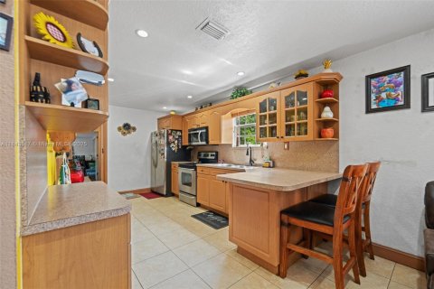 House in Miami, Florida 4 bedrooms, 107.95 sq.m. № 1842703 - photo 9