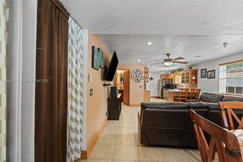 House in Miami, Florida 4 bedrooms, 107.95 sq.m. № 1842703 - photo 3