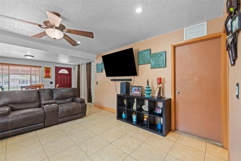 House in Miami, Florida 4 bedrooms, 107.95 sq.m. № 1842703 - photo 12