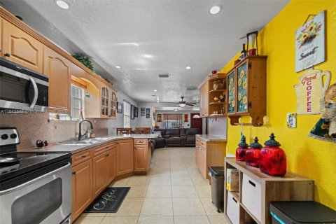 House in Miami, Florida 4 bedrooms, 107.95 sq.m. № 1842703 - photo 15