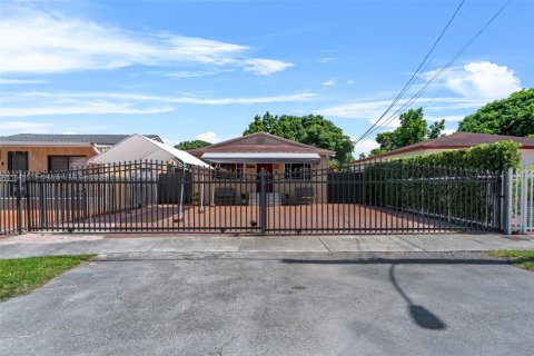 House in Miami, Florida 4 bedrooms, 107.95 sq.m. № 1842703 - photo 2