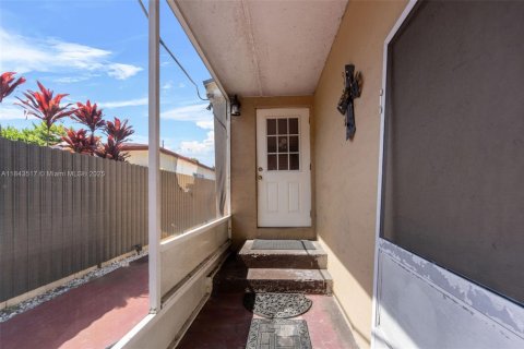 House in Miami, Florida 4 bedrooms, 107.95 sq.m. № 1842703 - photo 27