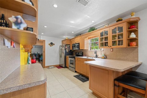 House in Miami, Florida 4 bedrooms, 107.95 sq.m. № 1842703 - photo 8