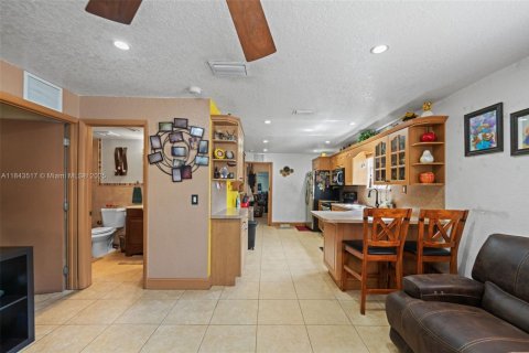 House in Miami, Florida 4 bedrooms, 107.95 sq.m. № 1842703 - photo 7