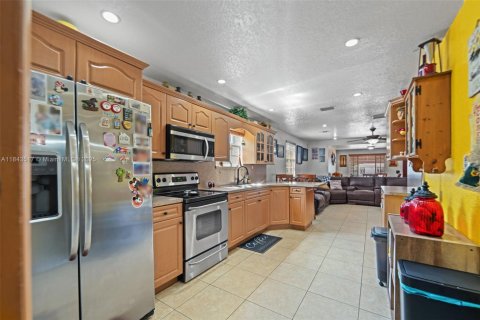 House in Miami, Florida 4 bedrooms, 107.95 sq.m. № 1842703 - photo 14