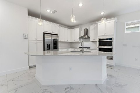 House in Apollo Beach, Florida 4 bedrooms, 211.17 sq.m. № 2210833 - photo 9