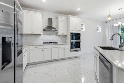 House in Apollo Beach, Florida 4 bedrooms, 211.17 sq.m. № 2210833 - photo 6