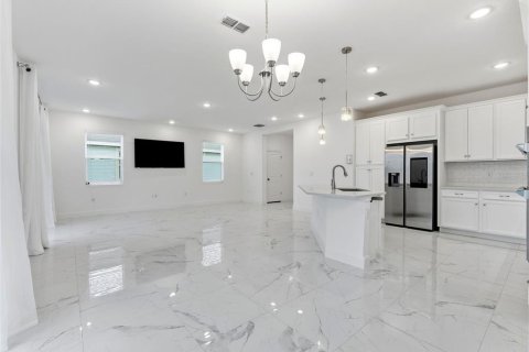 House in Apollo Beach, Florida 4 bedrooms, 211.17 sq.m. № 2210833 - photo 4