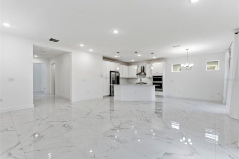 House in Apollo Beach, Florida 4 bedrooms, 211.17 sq.m. № 2210833 - photo 3