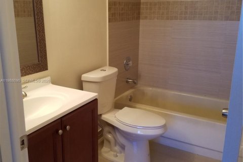 Condominio en alquiler en Doral, Florida, 2 dormitorios, 92.16 m2 № 2051232 - foto 8