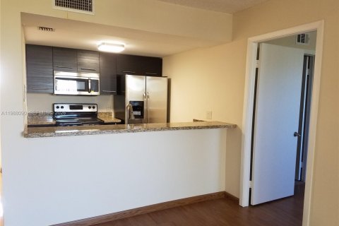 Condominio en alquiler en Doral, Florida, 2 dormitorios, 92.16 m2 № 2051232 - foto 2