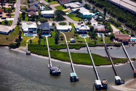 House in New Smyrna Beach, Florida 2 bedrooms, 142.23 sq.m. № 1784974 - photo 2