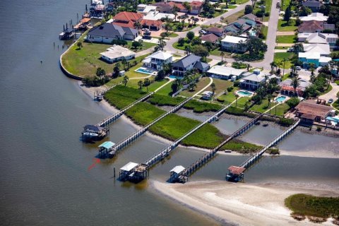 House in New Smyrna Beach, Florida 2 bedrooms, 142.23 sq.m. № 1784974 - photo 1