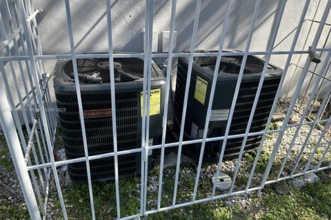 Immobilier commercial à vendre à Hollywood, Floride: 362.5 m2 № 1985261 - photo 5