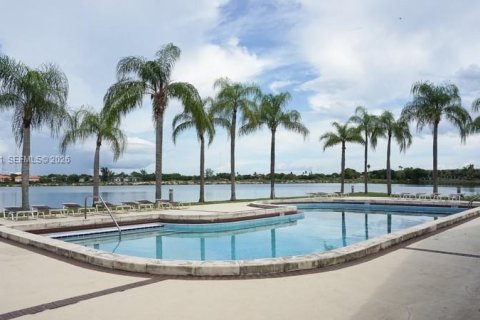 Townhouse in Miami, Florida 3 bedrooms, 130.71 sq.m. № 2040447 - photo 2