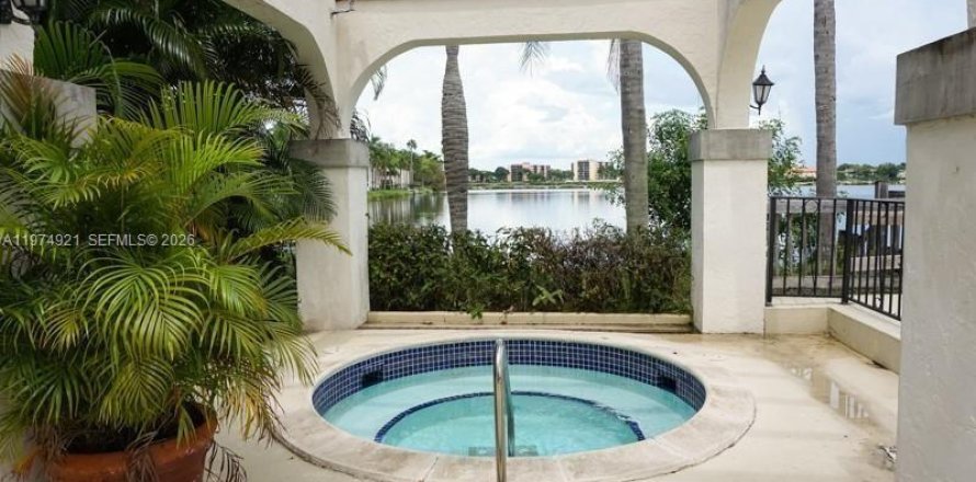 Townhouse in Miami, Florida 3 bedrooms, 130.71 sq.m. № 2040447