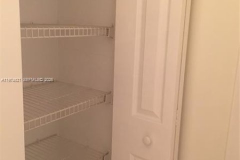 Townhouse in Miami, Florida 3 bedrooms, 130.71 sq.m. № 2040447 - photo 7