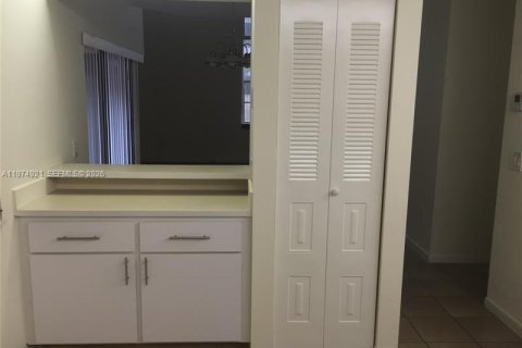 Townhouse in Miami, Florida 3 bedrooms, 130.71 sq.m. № 2040447 - photo 10