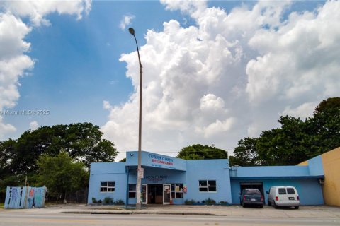 Коммерческая недвижимость в Майами, Флорида № 2050775