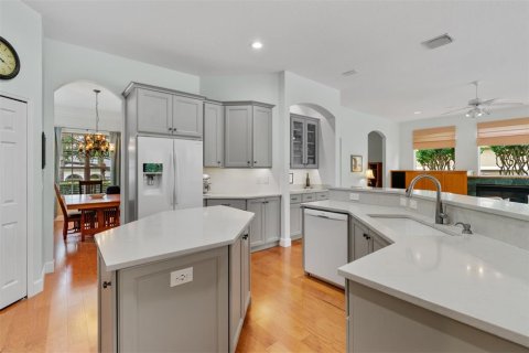 House in Orlando, Florida 5 bedrooms, 328.6 sq.m. № 1759549 - photo 16